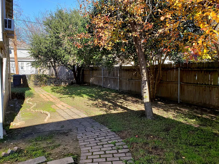 402 N Augusta St — Photo 5