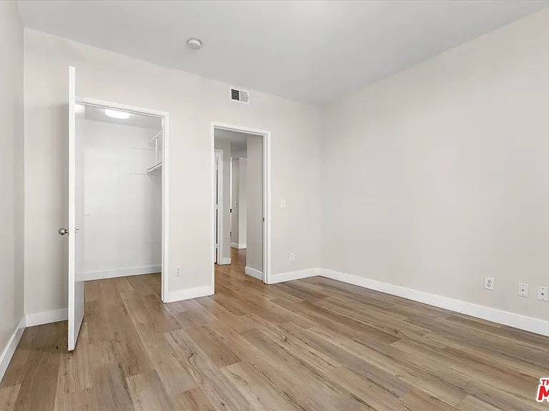 5350 White Oak Ave #209 — Photo 10