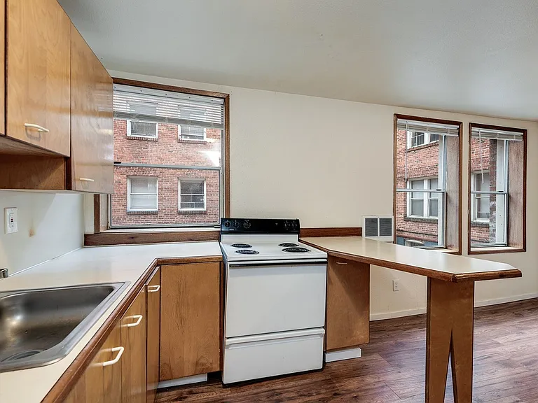 Abbottsford Apartments — Photo 113
