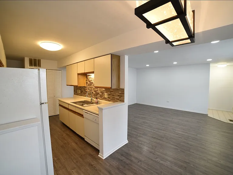 437 N Cambridge Dr — Photo 6