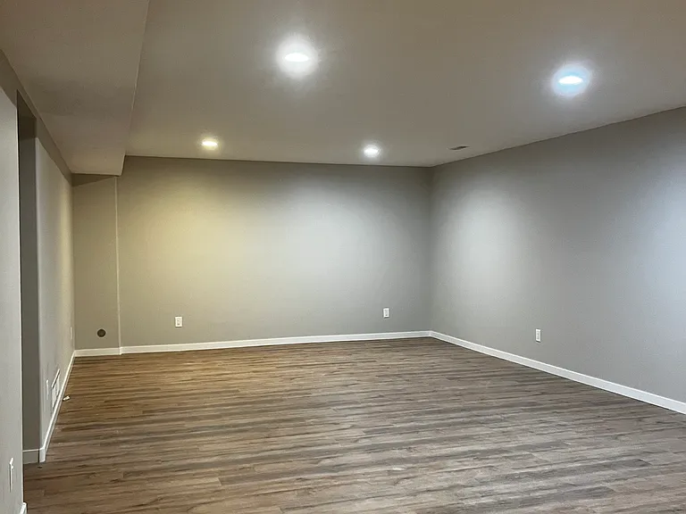 1403 E 57th Street Pl — Photo 7