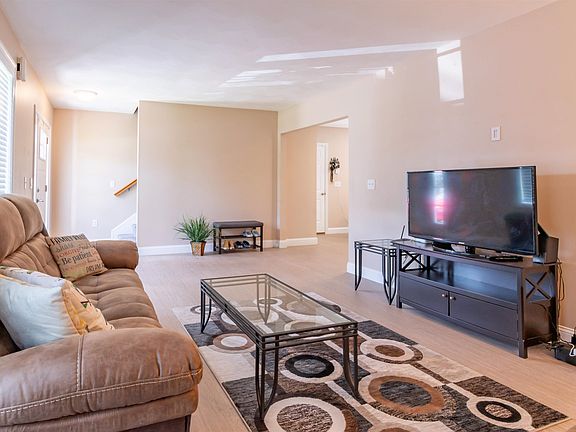 3rd image of 62 West Meadow Court