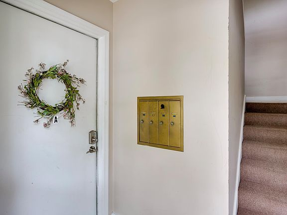 4th image of 1014 Carriage Dr APT A