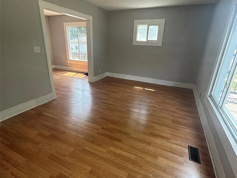 2176 Springle St — Photo 2