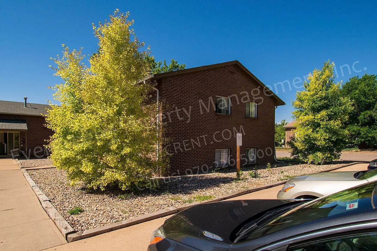 Building Photo - 927 James Ct