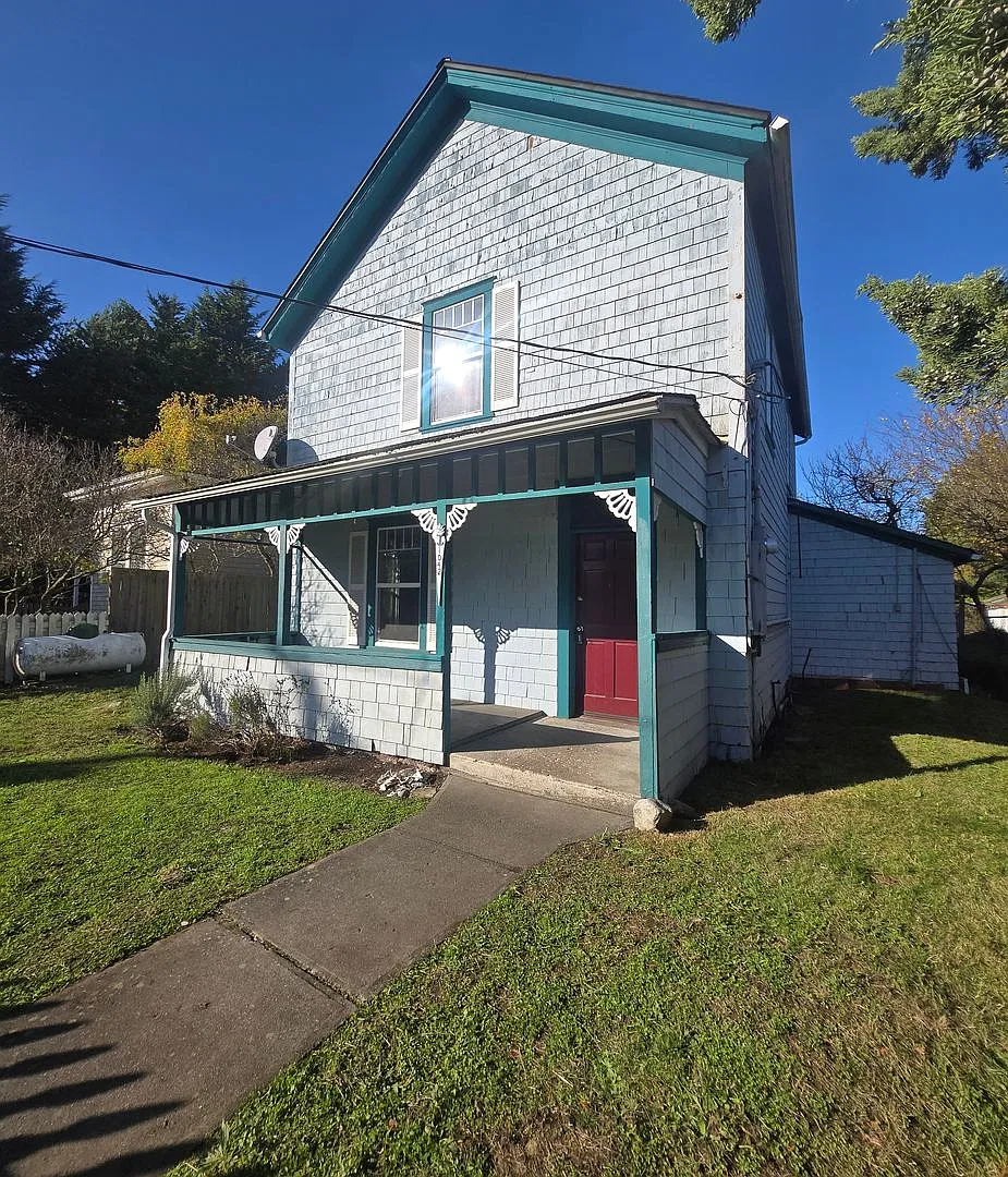 3 Bedroom, 1 Bath Uptown Victorian Port Townsend Home For Rent! — Photo 1