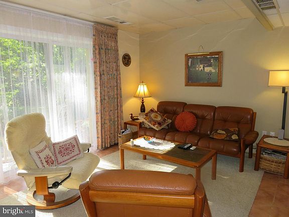 3rd image of 912 Country Club Rd