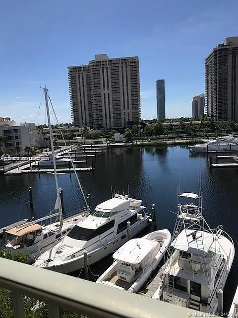 The Yacht Club At Aventur — Photo 4