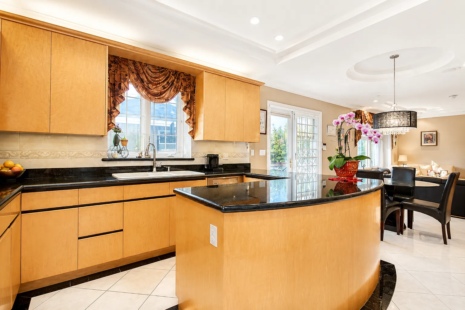 6 bed, 5121 sqft, $12,500 — Photo 4