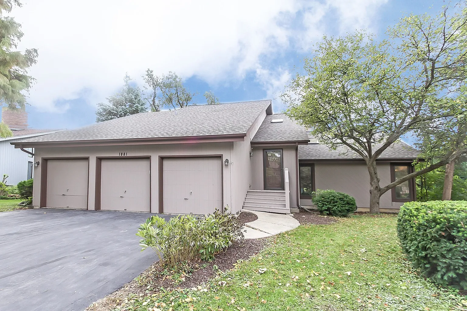 1901 Hillside Ln photo 1