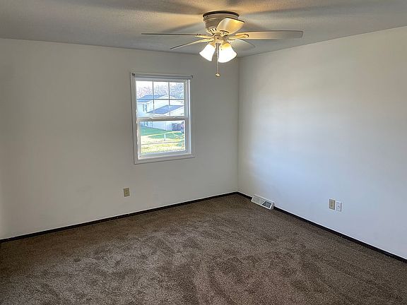 3rd image of 144 Hemlock Dr