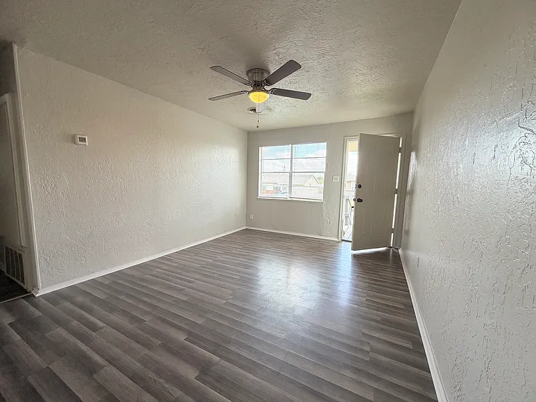 5319 NW Oak Ave — Photo 3