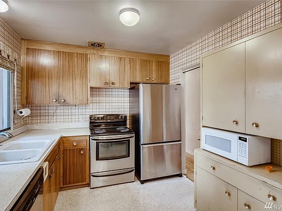 5th image of 6511 192nd Pl SW