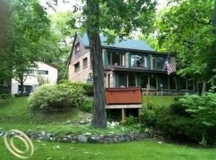 1084 Forest Lake Blvd, Lake Orion, MI