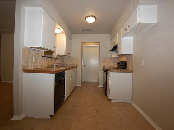 4th image of 400 Southlake Dr