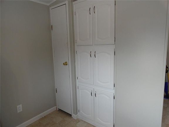 4th image of 274 Silver Creek Cir