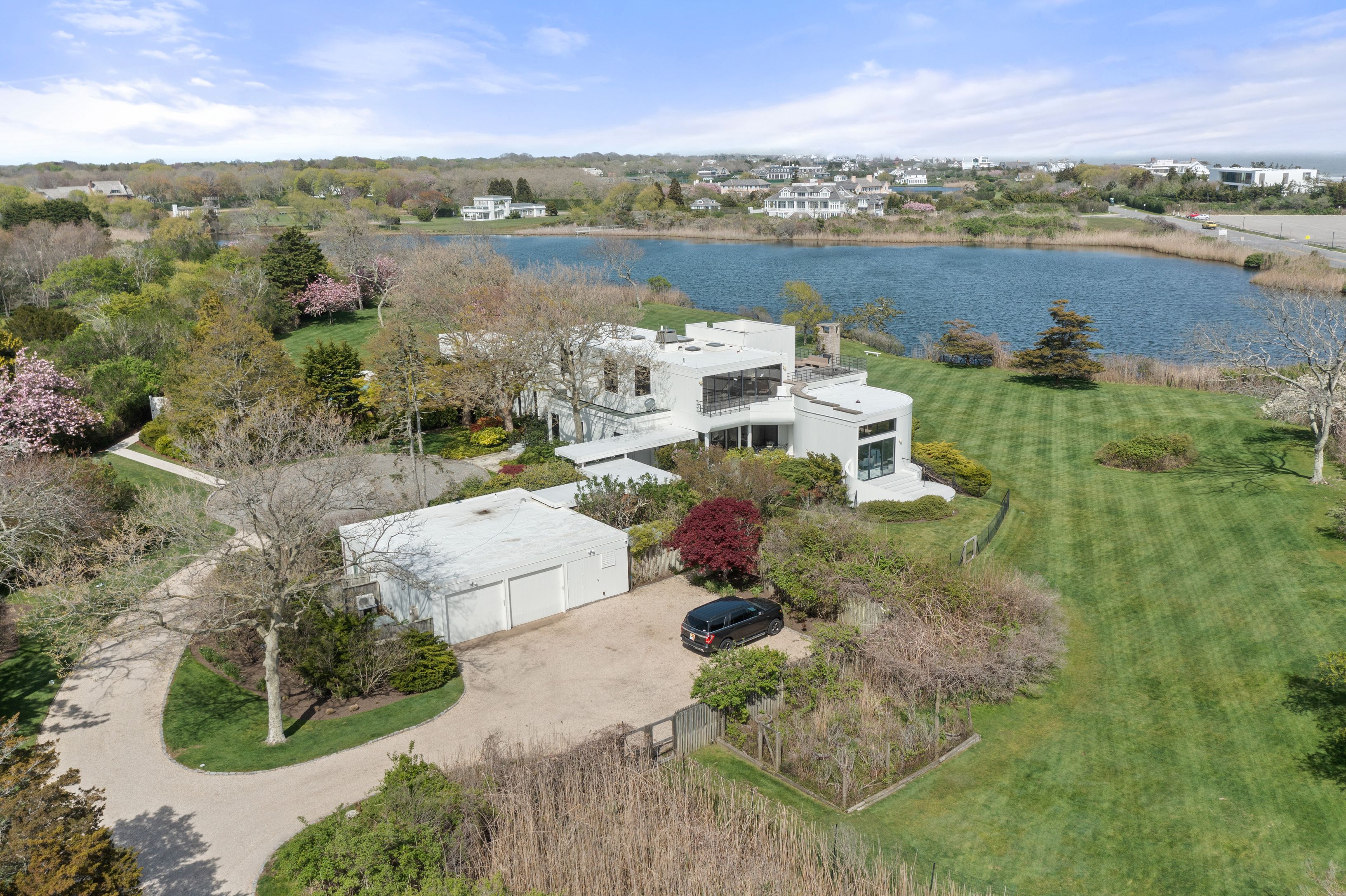 359 Meadow Ln in Southampton Out East