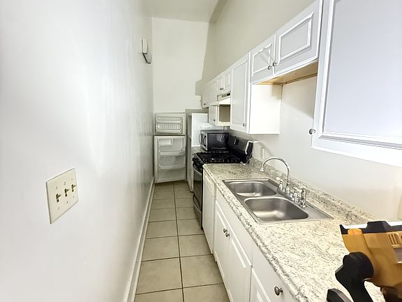 4th image of 1034 S Carrollton Ave #B