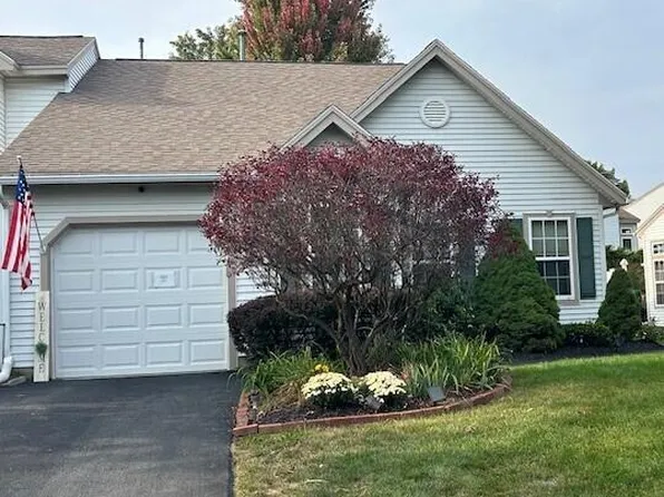23 Highpointe Drive, Troy, NY 12182