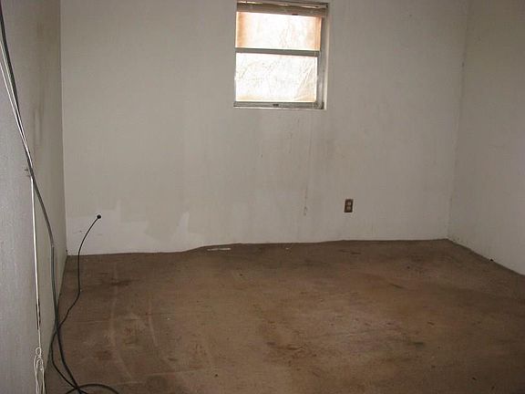 5th image of 702 Hamlett St