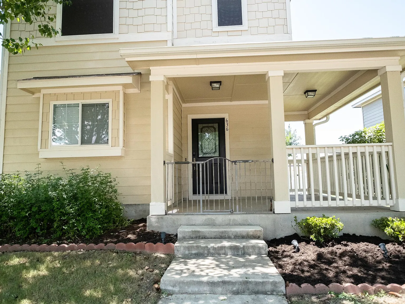 3 bed, 2.5 bath, 1496 sqft, $1,900 — Photo 2
