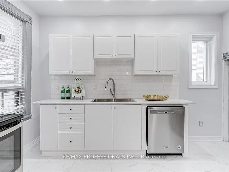 285 Hess St S — Photo 10