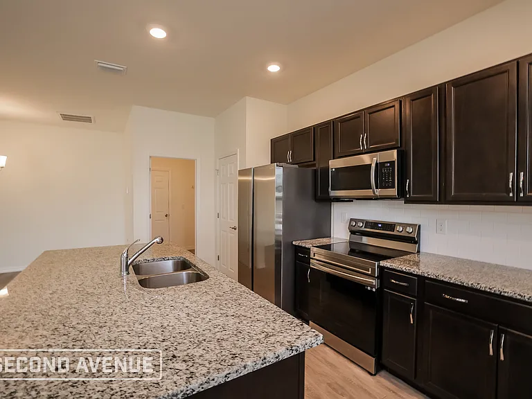 2721 NW 18th Pl — Photo 7