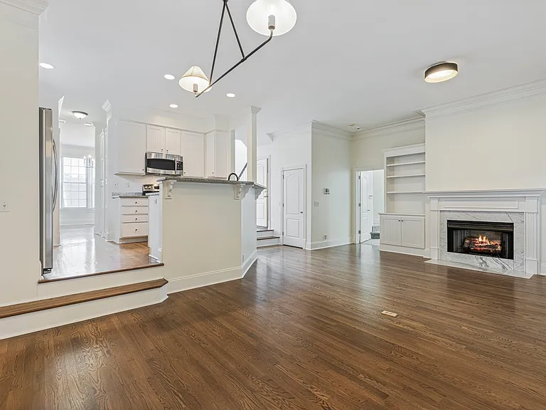 604 Clayborne Ct — Photo 2