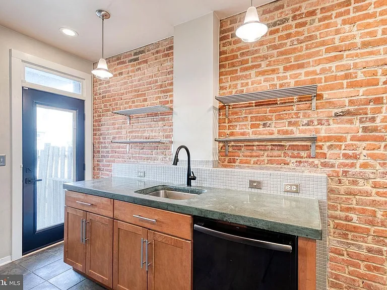 112 N Streeper St — Photo 10