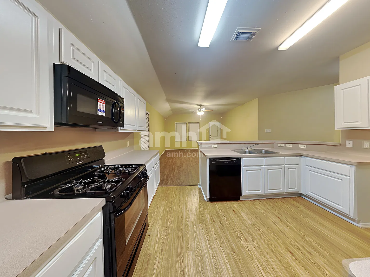 3 bed, 2.0 bath, 1500 sqft, $1,915 — Photo 4