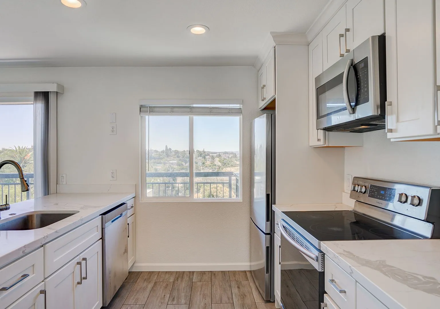 Edgewater Apartments — Photo 2