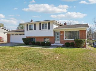 5950 Wellington Dr, Clarkston, MI