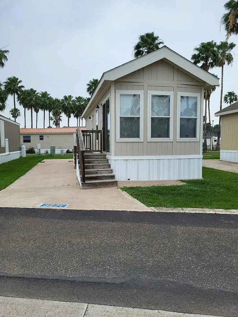 1 bed, 1.0 bath, 385 sqft, $1,300 — Photo 1