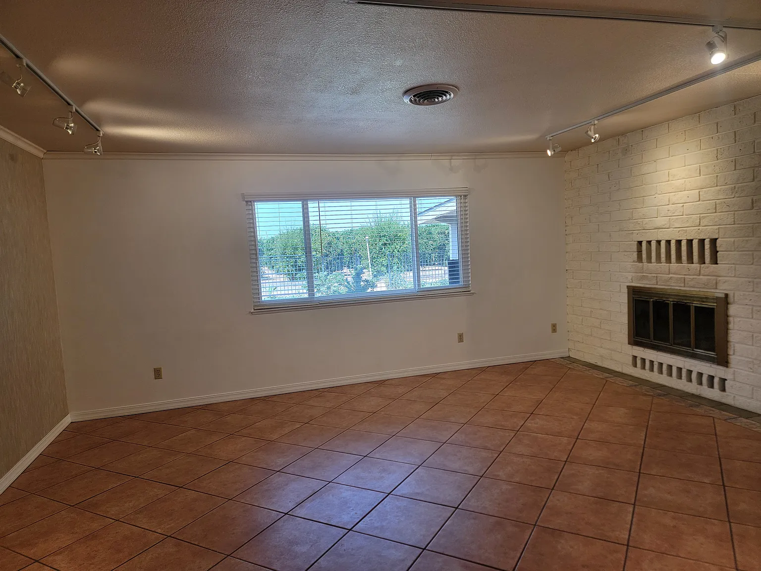3 bed, 1880 sqft, $2,400 — Photo 2