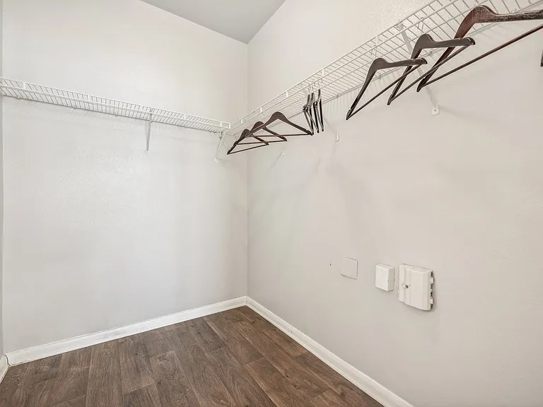 Landings of Carrier Parkway Apartments — Photo 17