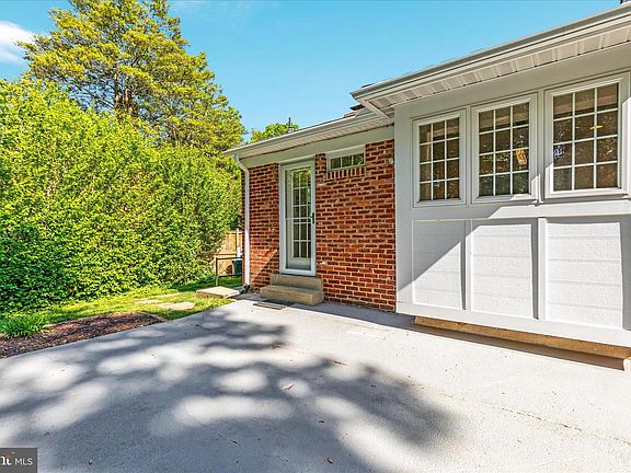 3rd image of 2406 Claremont Dr
