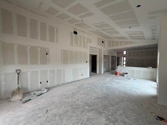 4th image of 77 Moritz Cir