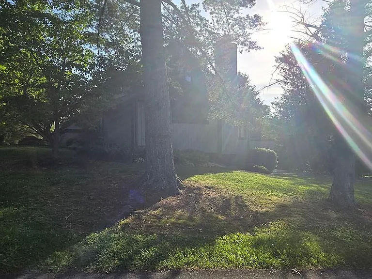 104 Hampton Ct — Photo 45