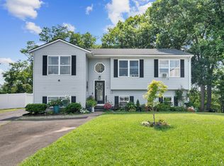 31 Laura Cir, East Haven, CT 06513