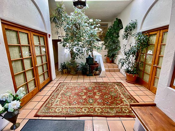 5th image of 612 N Mount Shasta Blvd