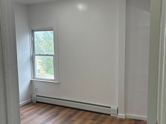 4th image of 9 Sparrow St
