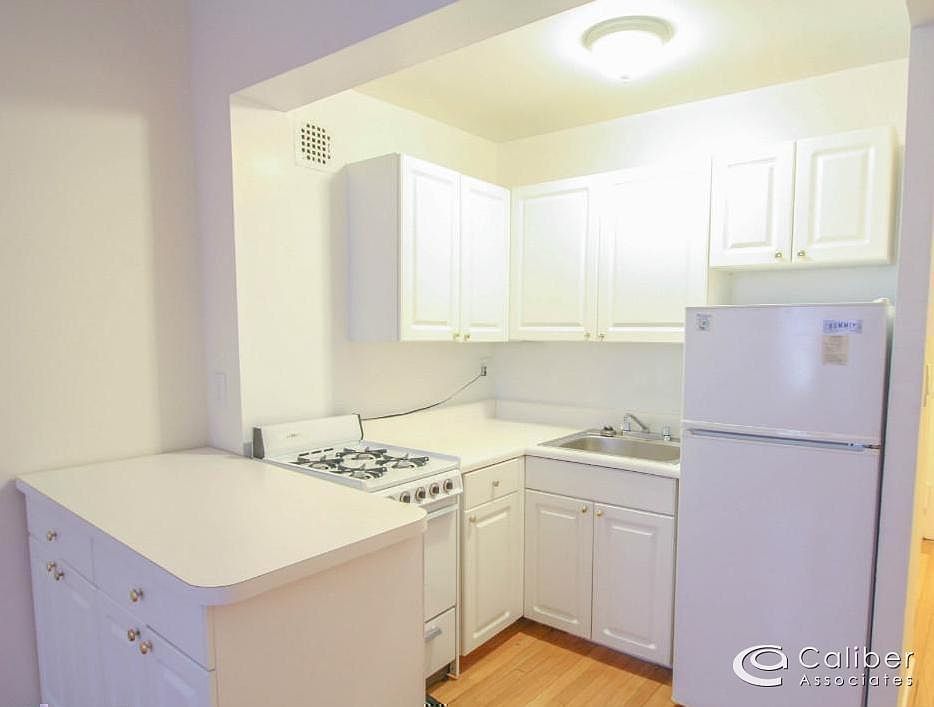 2nd image of 9 E 32nd St APT 3B