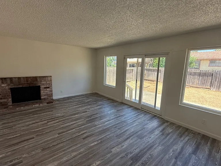 131 Glasgow Way — Photo 42