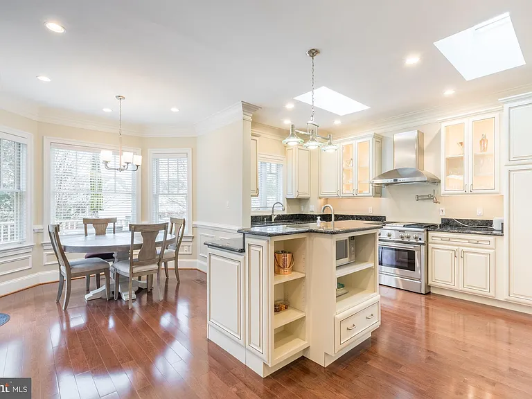 2138 Patrick Henry Dr — Photo 14