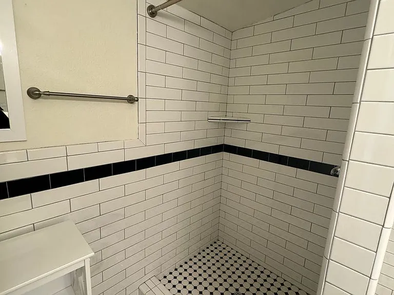 62 NW Lake Pl #B — Photo 3
