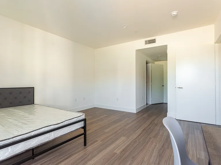 1450 S Barrington Ave — Photo 34