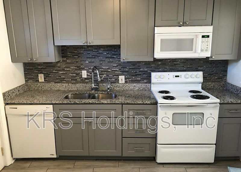 2nd image of 430 Clovelly Ln