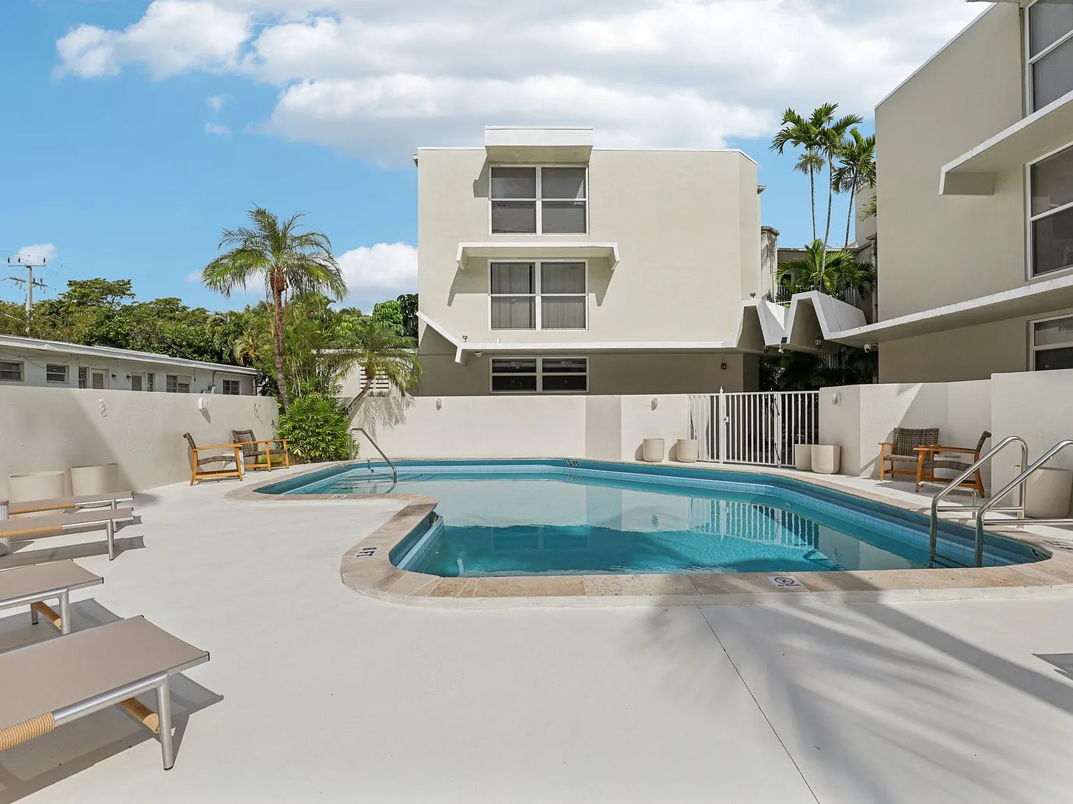 The Oaks Apartments — Photo 4