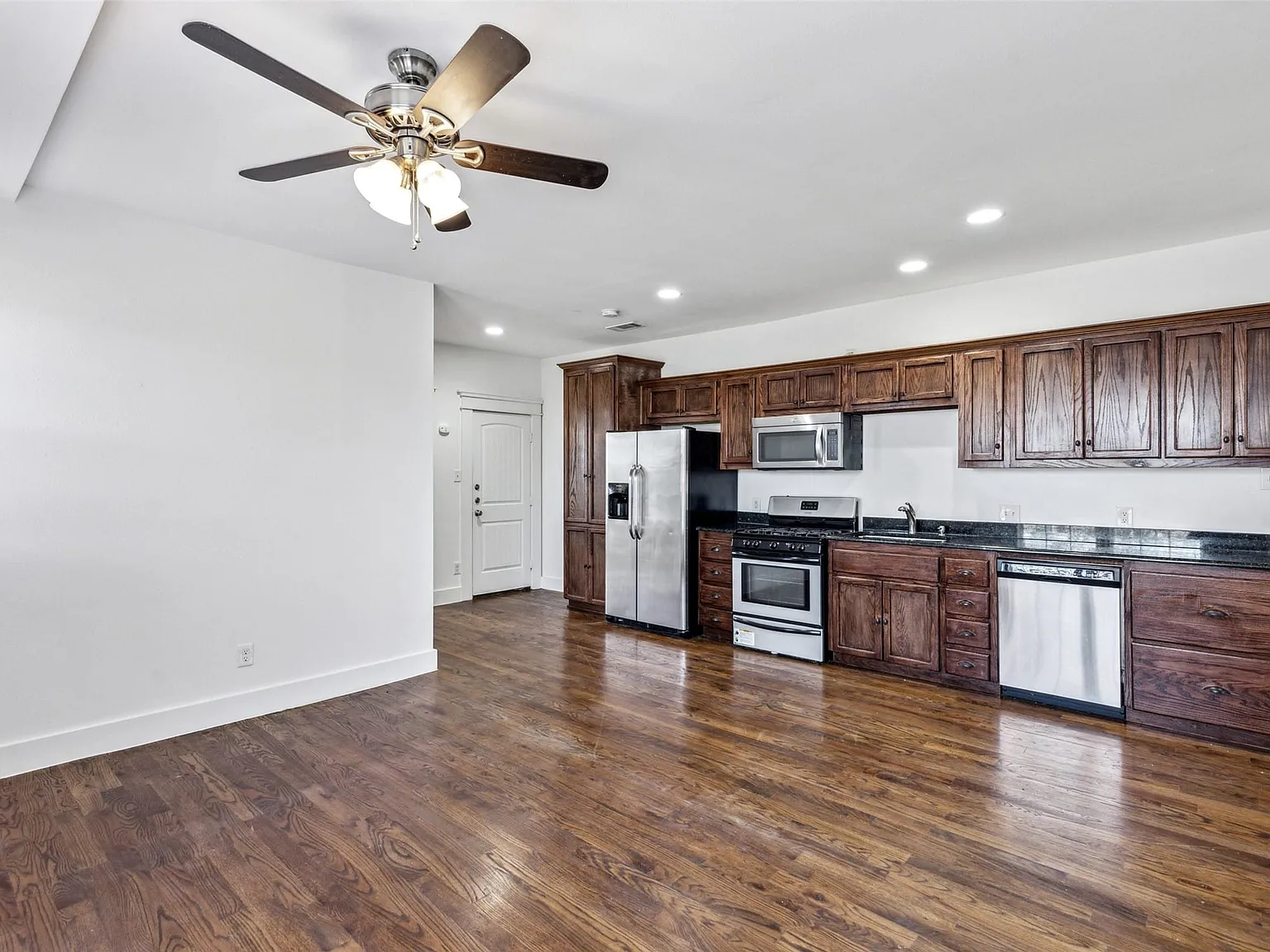 2 bed, 2.0 bath, 900 sqft, $1,700 — Photo 4