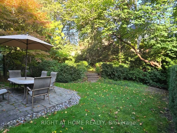 236 York Mills Rd, Toronto, ON M2L 1L1